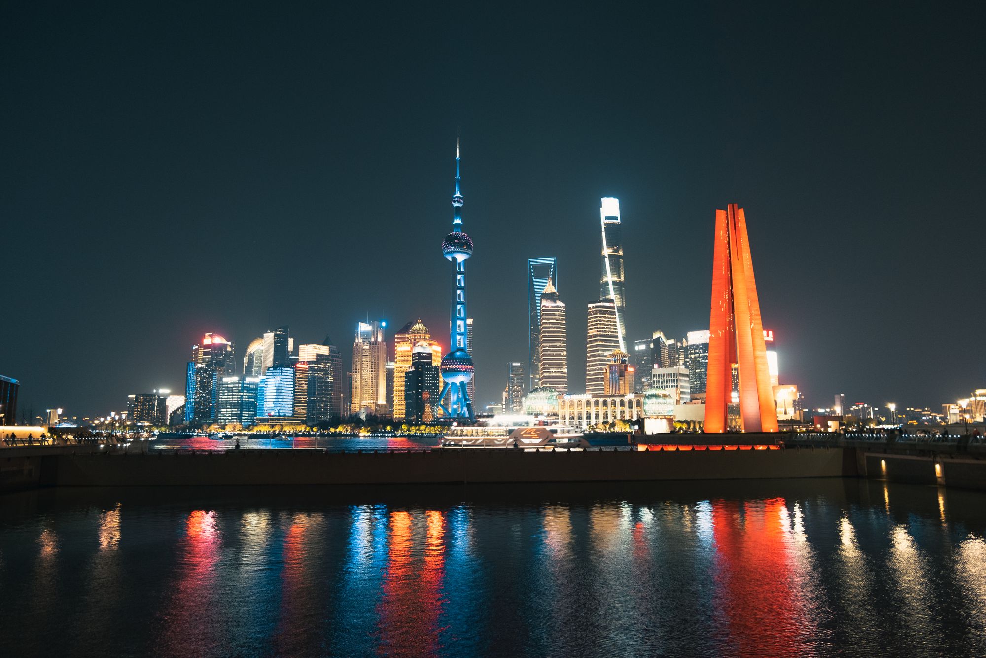 Nachts beleuchtete Skyline von Shanghai am Fluss in China